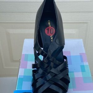 Black strappy crisscrossed heels.